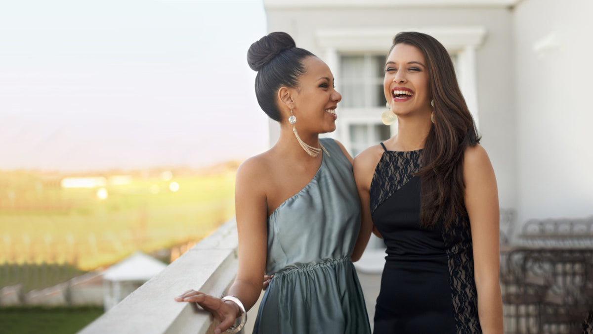 De día o de noche: Cómo adaptar tu look de cóctel para eventos en distintas horas del día en otoño