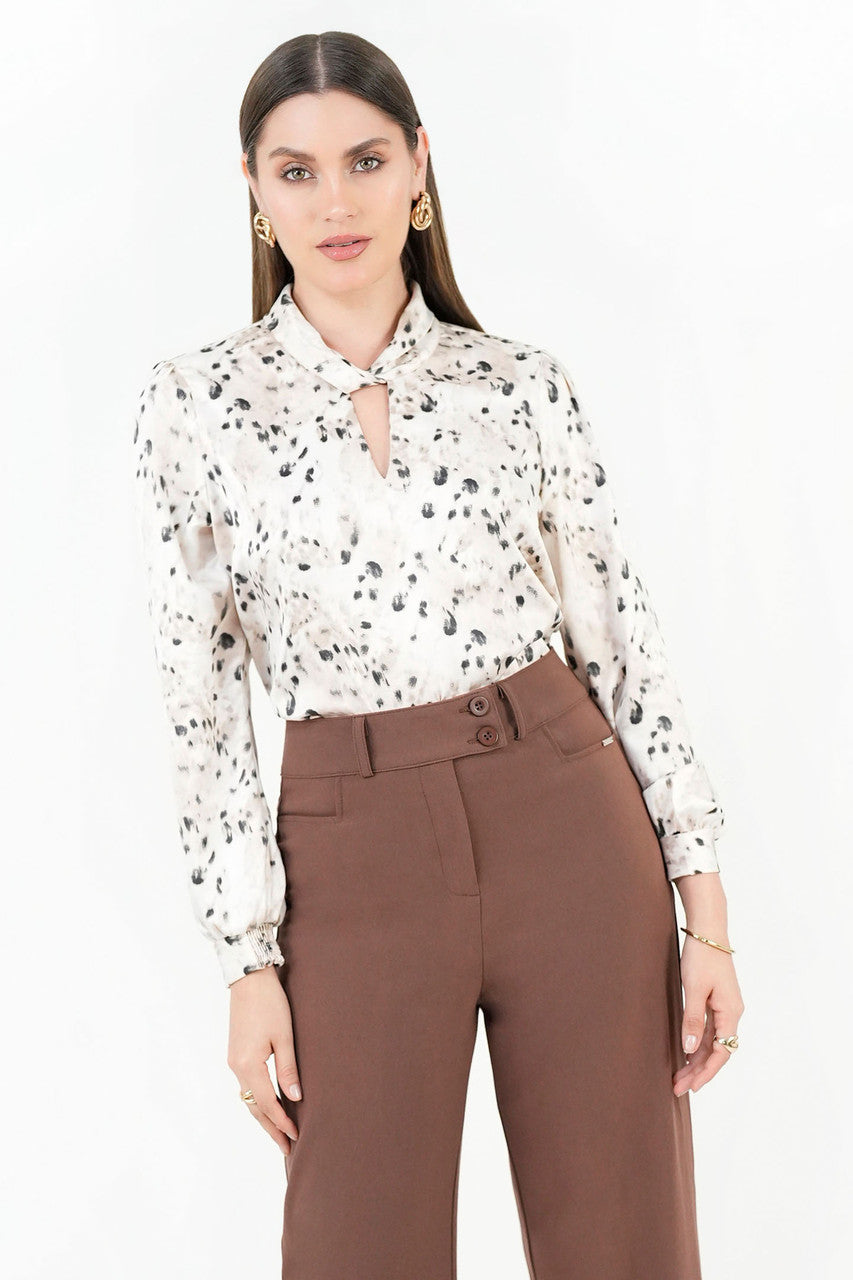 Blusa manga larga en satin estampado con cuello neru