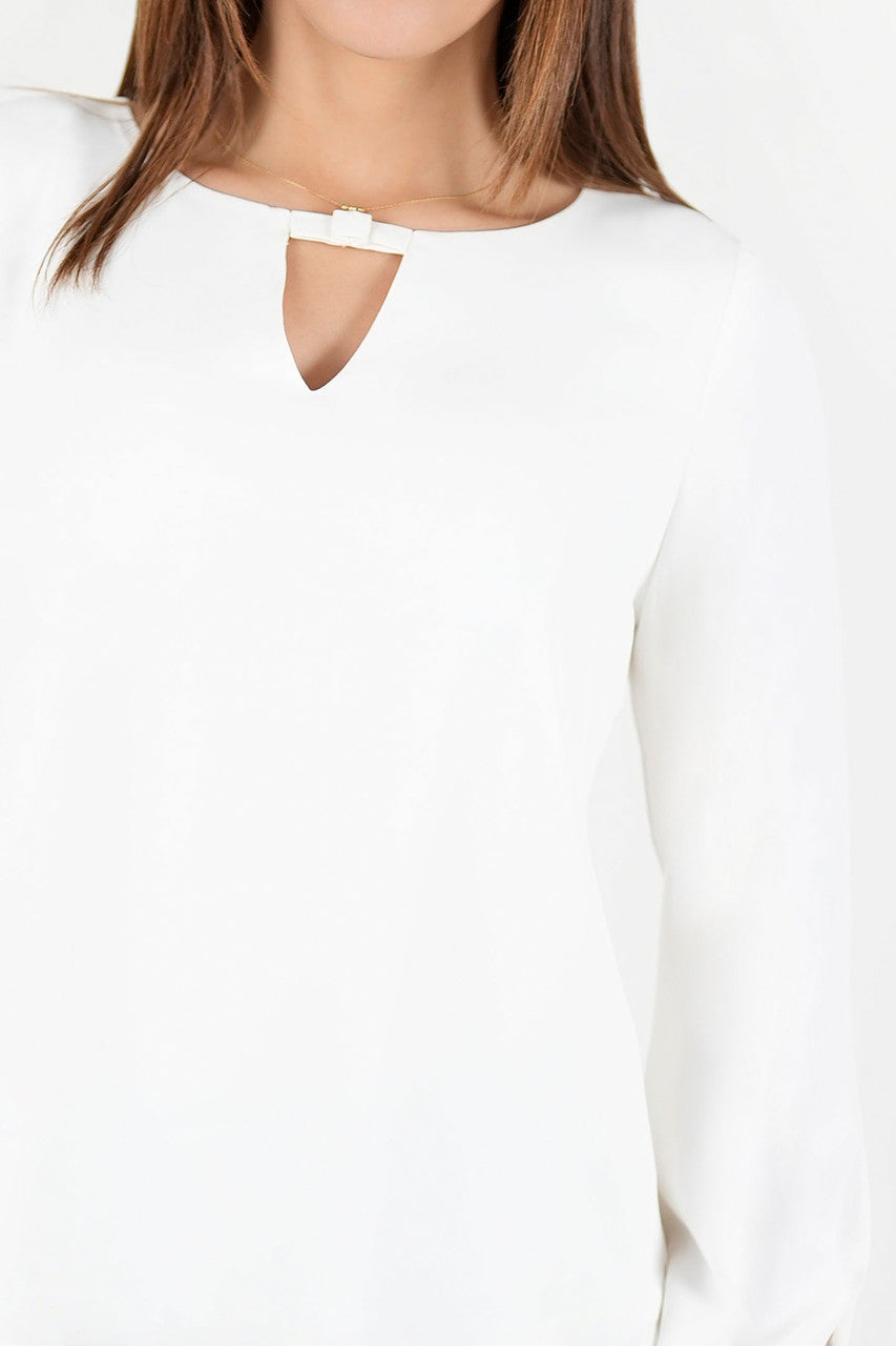 Blusa manga larga en seda con escote ojal