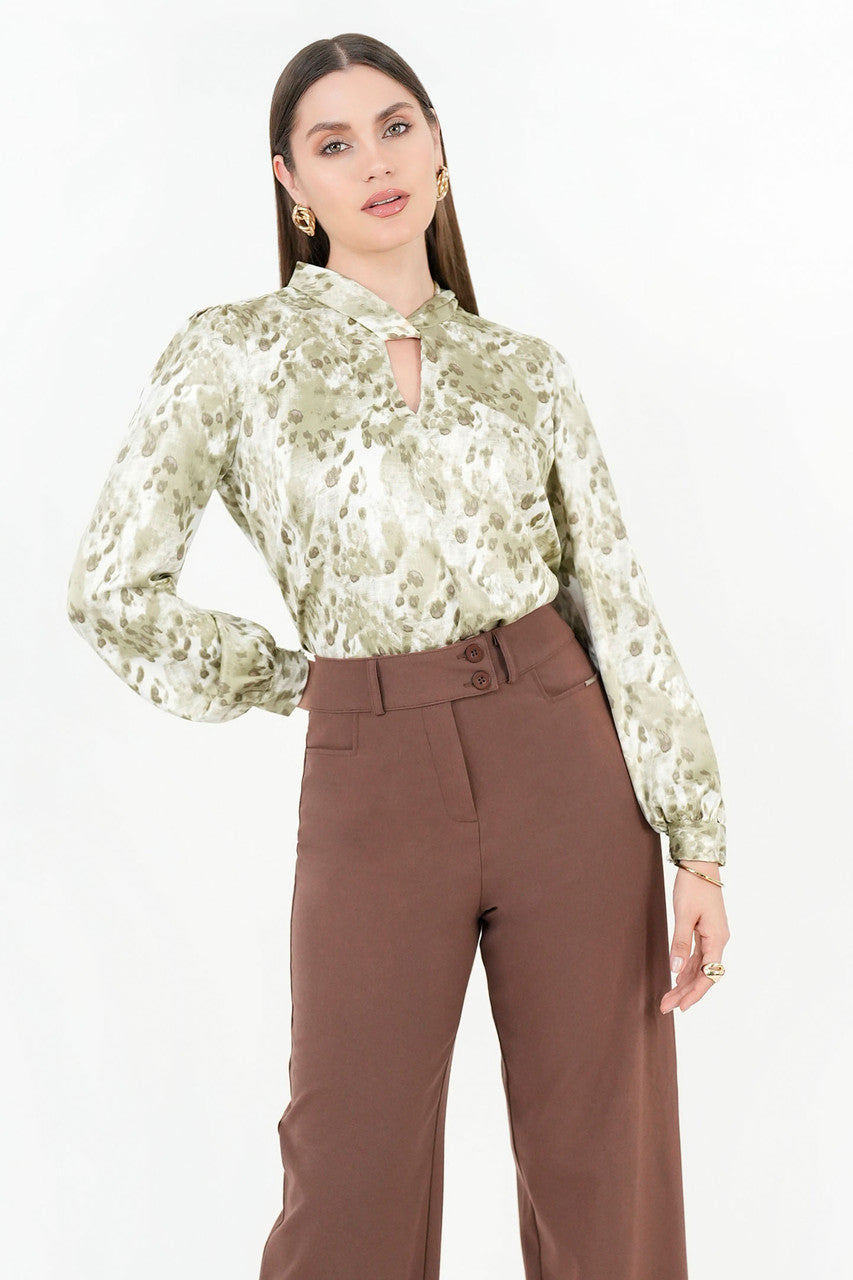 Blusa manga larga en satin estampado con cuello neru