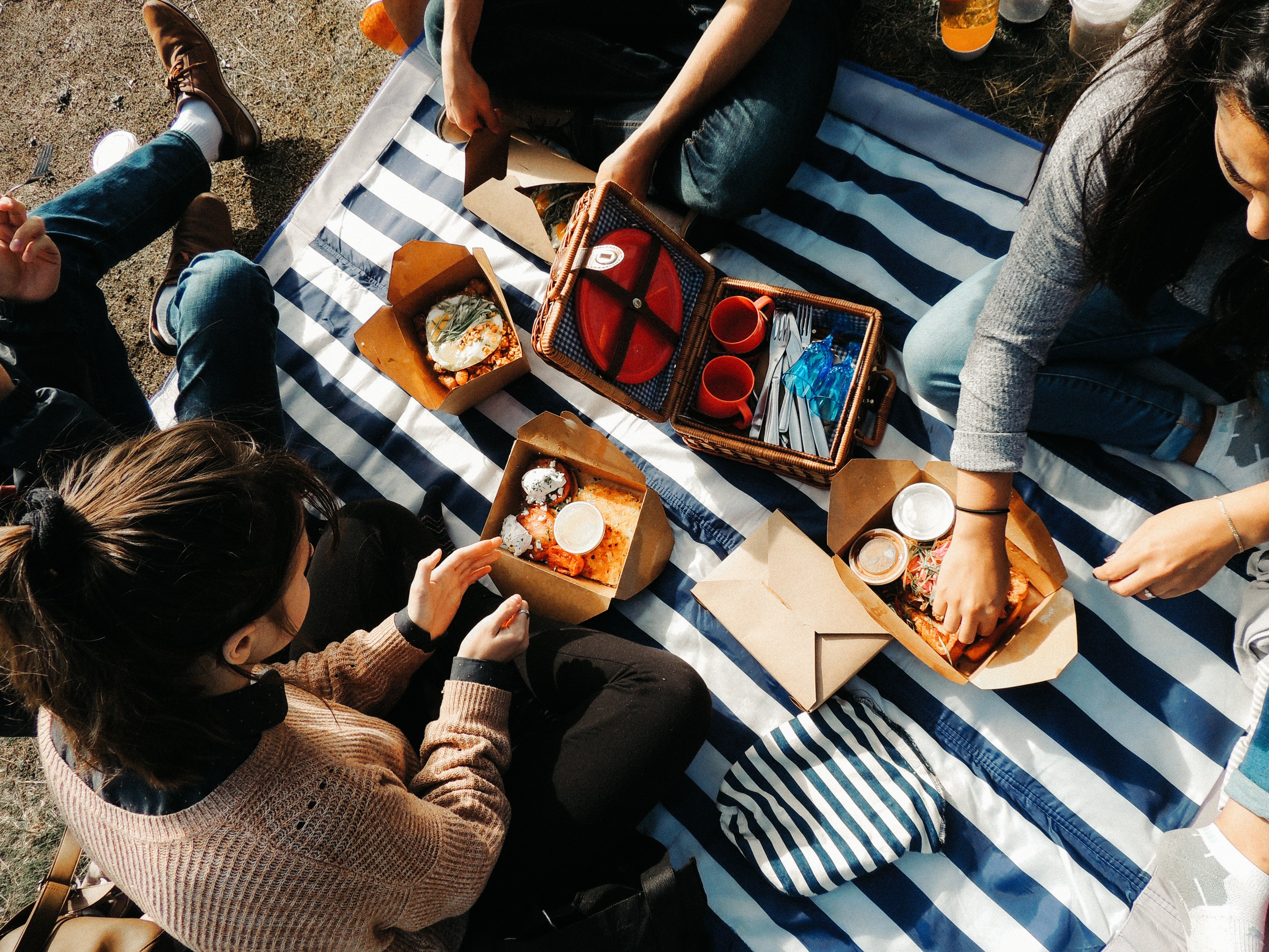 Cómo Vestir para un Picnic: Consejos de Moda y Comodidad para un Día al Aire Libre