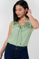 Blusa Satín Crepé Escote Redondo con Volantes BLU08122SACVRMLA