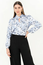 Blusa manga larga en satin estampado con cuello neru
