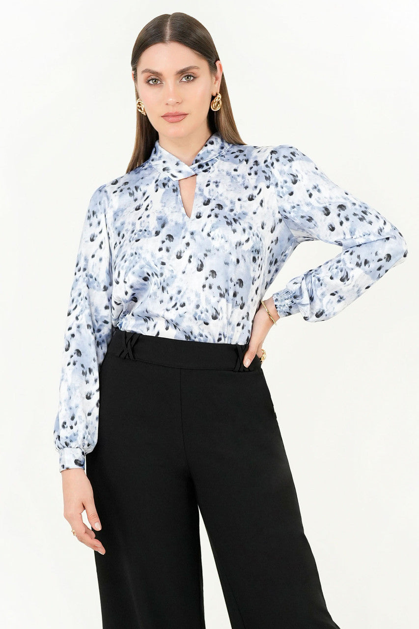 Blusa manga larga en satin estampado con cuello neru