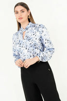 Blusa manga larga en satin estampado con cuello neru