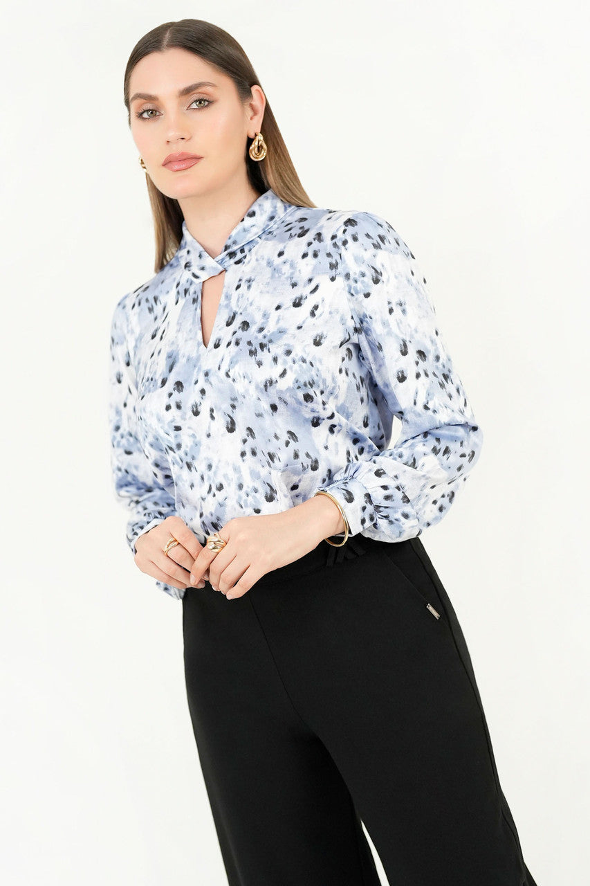 Blusa manga larga en satin estampado con cuello neru
