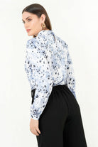 Blusa manga larga en satin estampado con cuello neru
