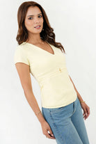 Polo Licra Spandex Escote V con Fajín Dorado