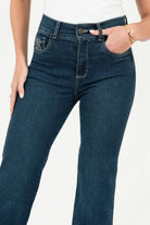 Pantalón Recto Denim con Bordado en Bolsillo Relojero