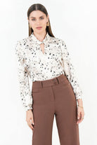 Blusa manga larga en satin estampado con cuello neru