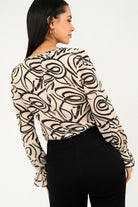 Blusa manga larga lleva bobo en el escote