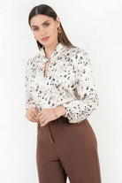Blusa manga larga en satin estampado con cuello neru