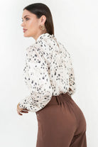 Blusa manga larga en satin estampado con cuello neru