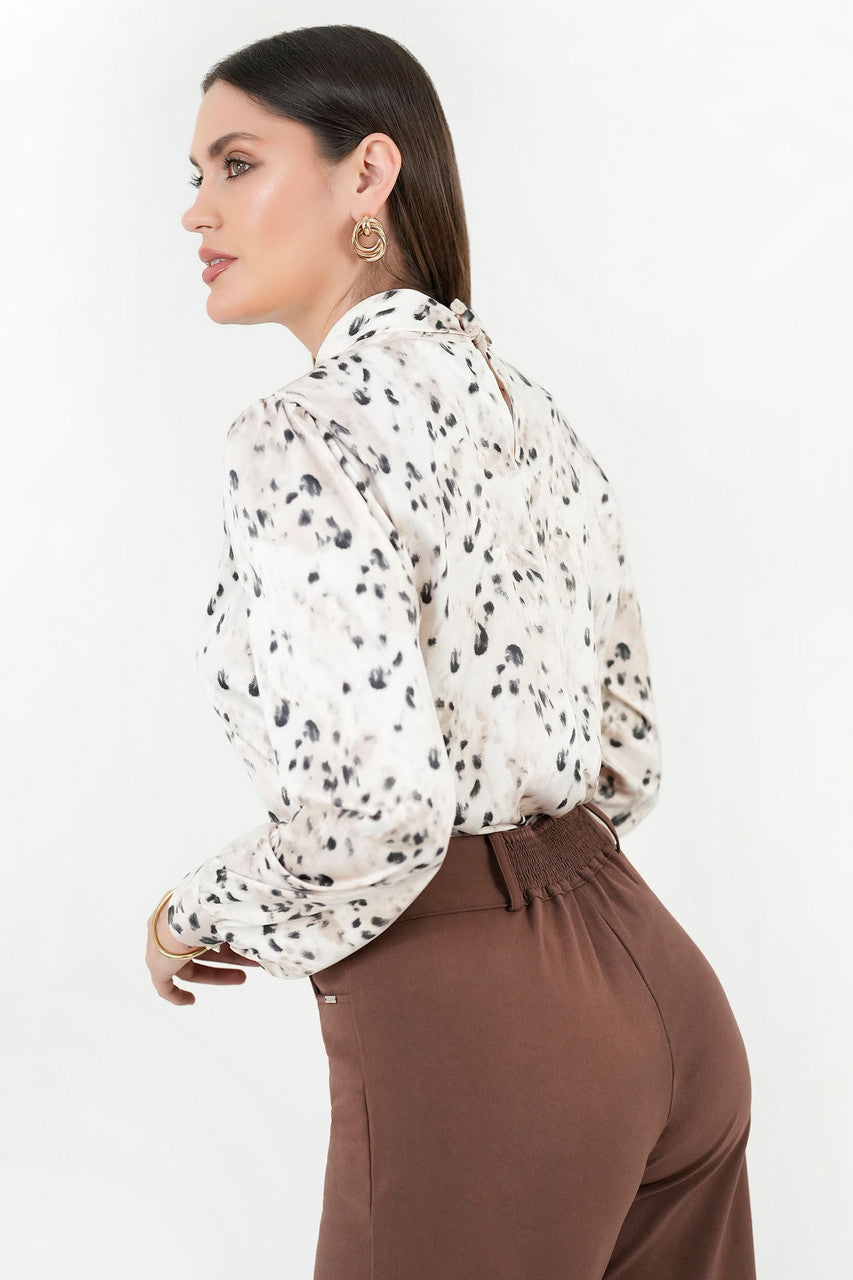 Blusa manga larga en satin estampado con cuello neru
