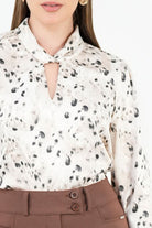 Blusa manga larga en satin estampado con cuello neru