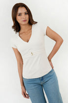Polo Licra Spandex Escote V con Fajín Dorado