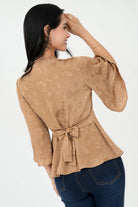 Blusa Manga 3/4 Seda Hindu Brocado Escote V con Lazo en Espalda