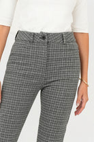 Pantalón moda con bolsillo decorativo