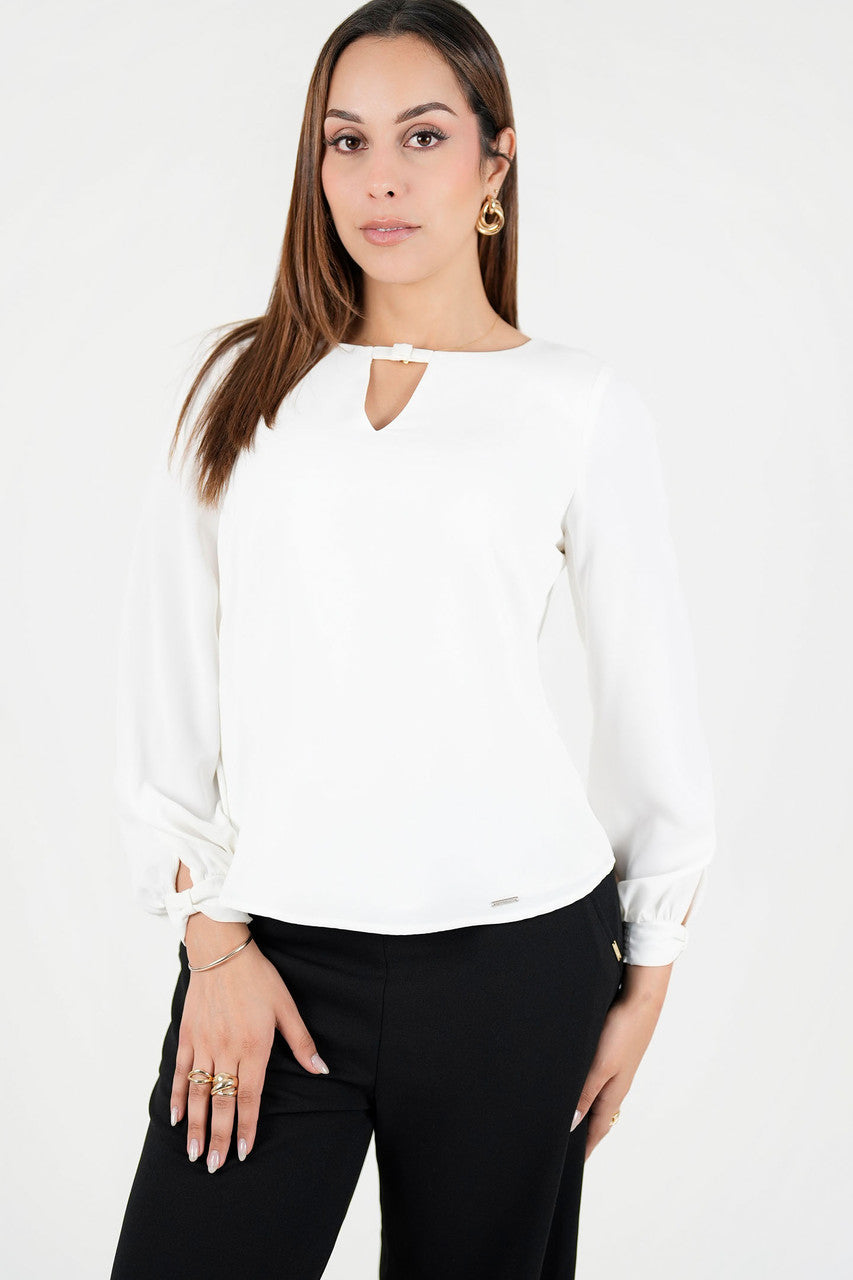 Blusa manga larga en seda con escote ojal