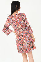 Vestido Corto Satin Hindu Estampado Manga Larga Escote Ojal