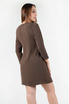 Vestido corto en Verona Crepe con escote ojal