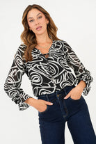 Blusa manga larga lleva bobo en el escote