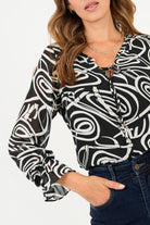 Blusa manga larga lleva bobo en el escote