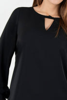 Blusa manga larga en seda con escote ojal