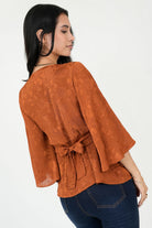 Blusa Manga 3/4 Seda Hindu Brocado Escote V con Lazo en Espalda