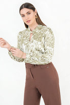 Blusa manga larga en satin estampado con cuello neru