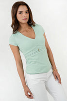 Polo Licra Spandex Escote V con Fajín Dorado