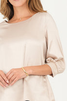 Blusa manga 3/4 escote ojal corte clásico