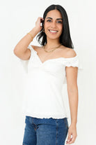 Polo off shoulder nudo en escote