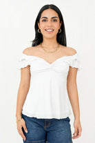 Polo off shoulder nudo en escote