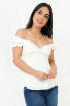 Polo off shoulder nudo en escote
