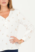 Blusa manga larga con corte y bolillo calado