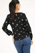 Blusa manga larga con corte y bolillo calado